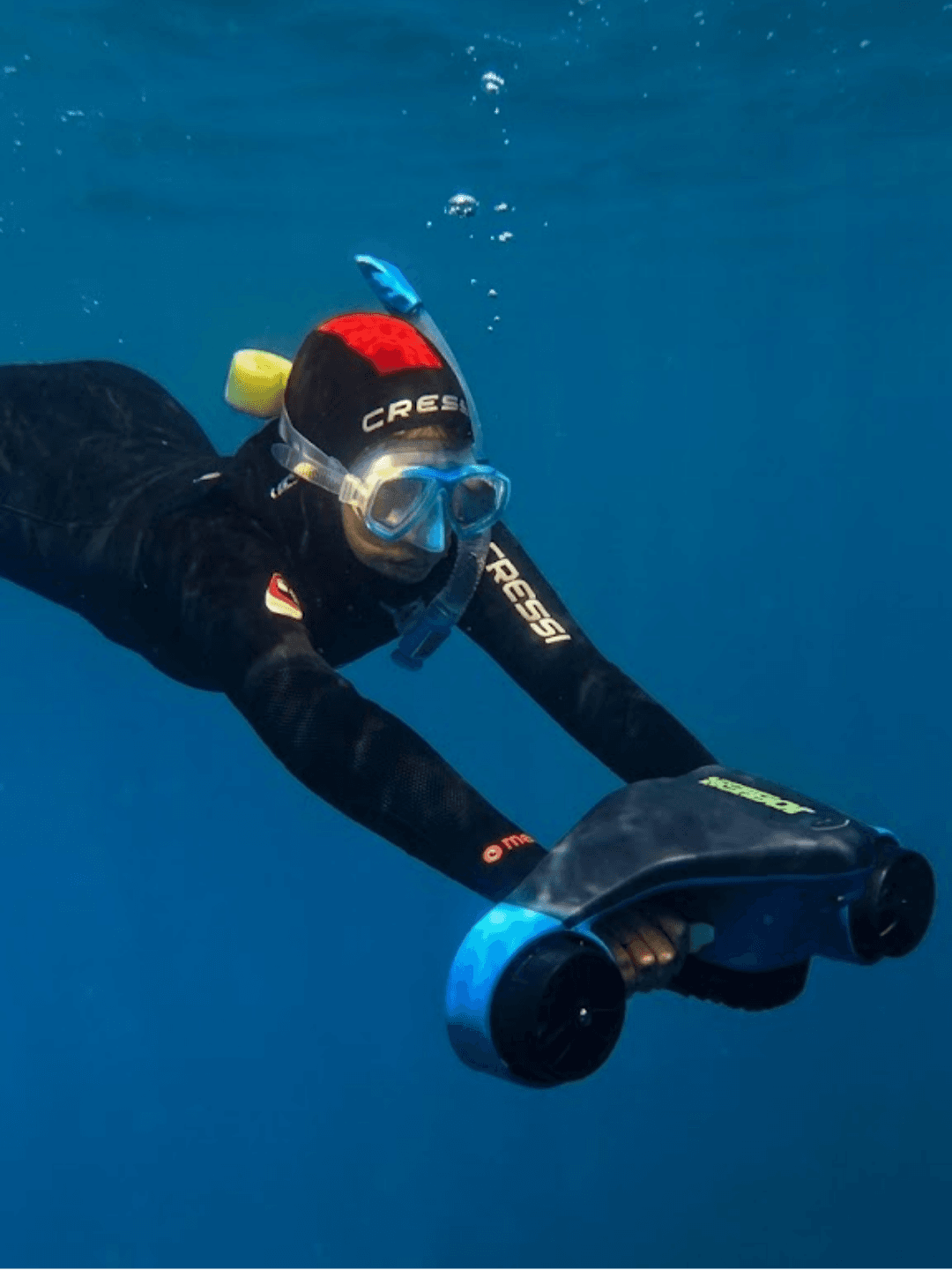 Explorador utilizando un scooter subacuático para hacer snorkel en las aguas cristalinas de Maro, Nerja.