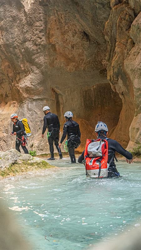 Barranquista descendiendo por un rápel dentro de la espectacular cueva del Barranco del Infern en Collegats.