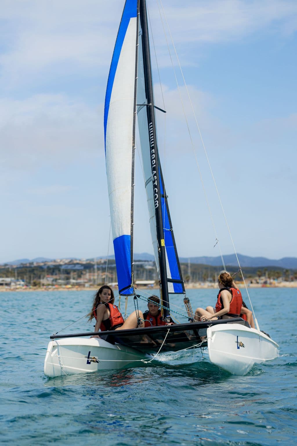 Catamarán deportivo escorado navegando a gran velocidad por las aguas azules de Vilanova i la Geltrú.
